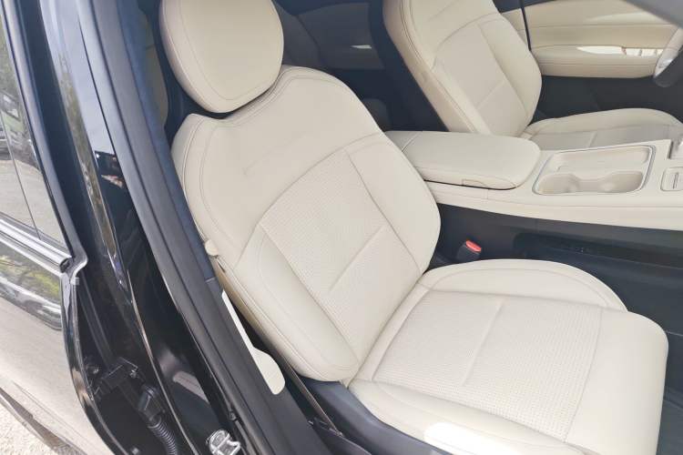 Used Nio ES6 2024 75 kWh Right Front Seat