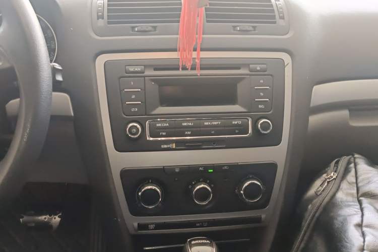 Used Skoda Octavia 2014 1.6L Automatic Yijie Edition Audio And AC Panel