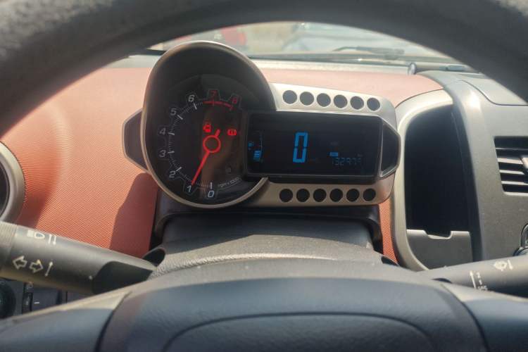 Used Chevrolet Aveo Sonic 2011 Sedan 1.4L MT SL
