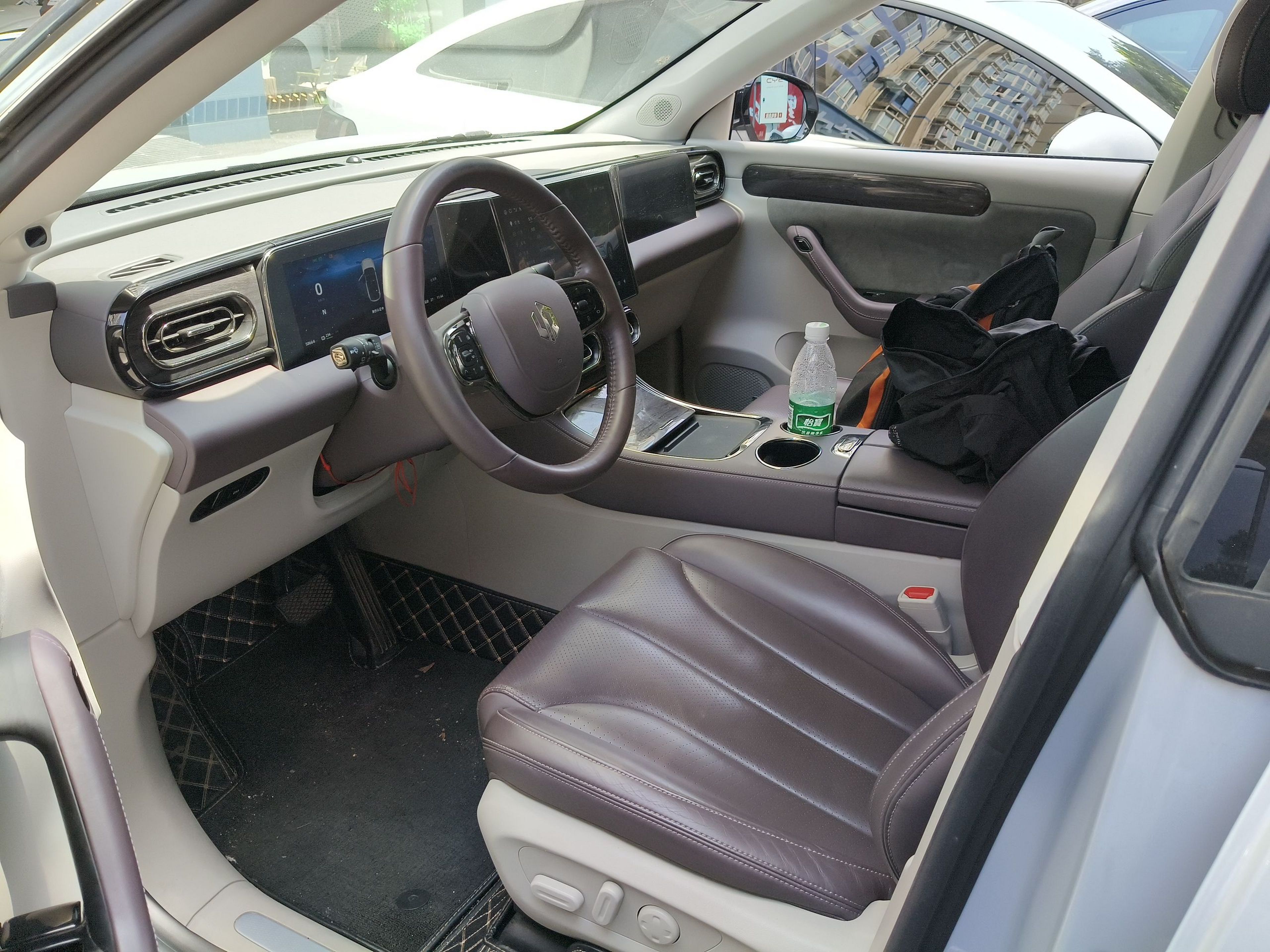 Переднее сиденье в автомобиле