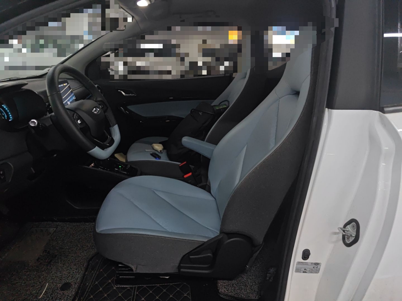 المقاعد الأمامية داخل السيارة