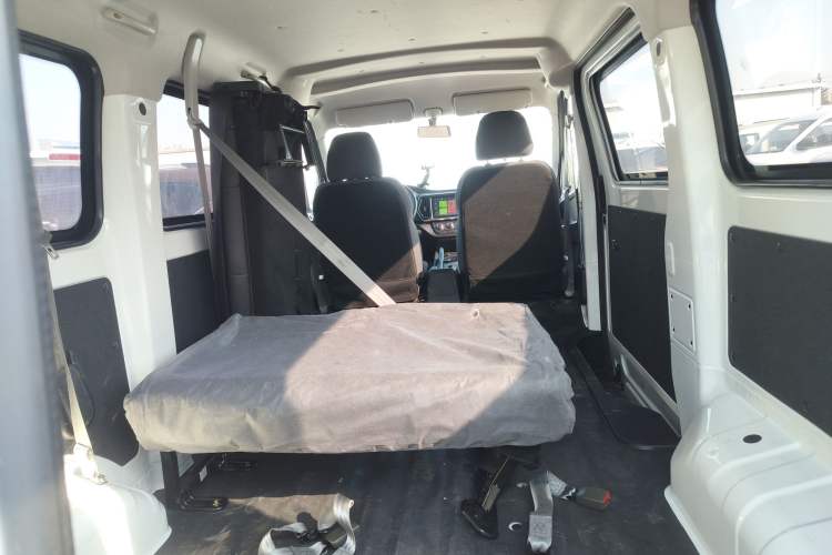 Used Chana Ruixing EM60 2025 Passenger Version Comfort Edition 6 Seats 300 km Range Side-Hinged Doors
