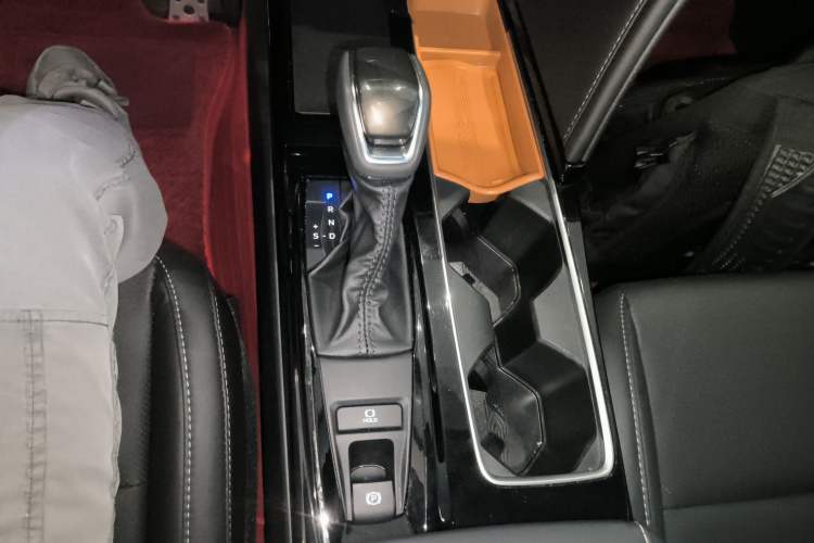 Used Toyota Camry 2026 Model Dual-Engine 2.0HSE Sport Lite Edition
