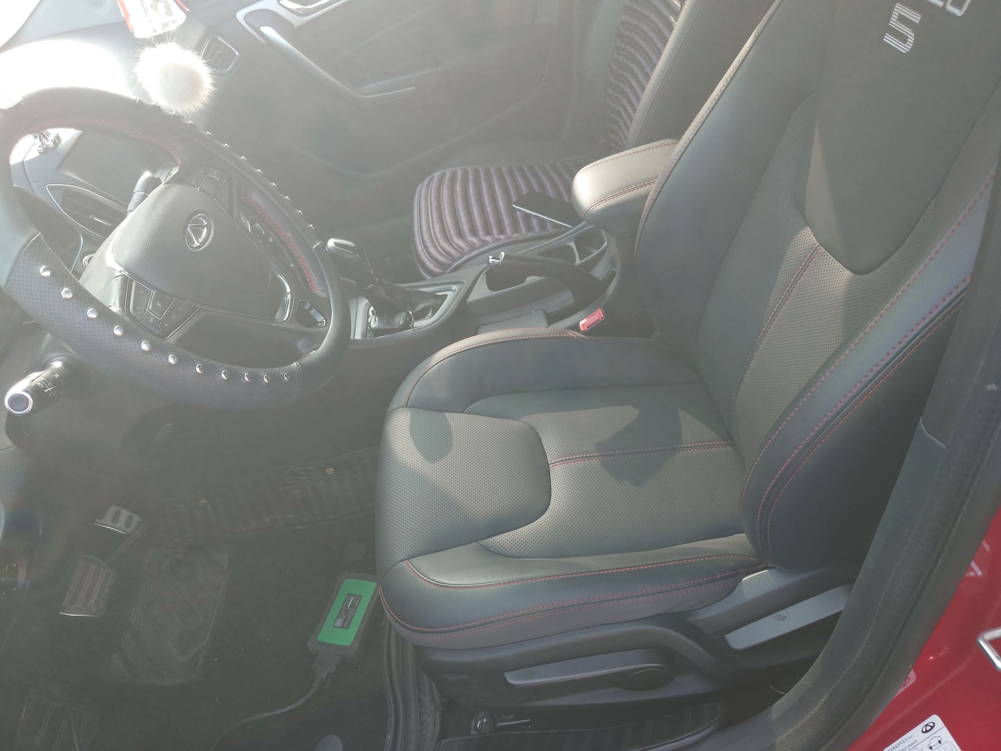 المقاعد الأمامية داخل السيارة