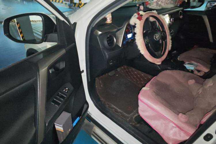 Used Toyota RAV4 2015 2.0L CVT Two-Wheel Drive Fashion Edition Driver Seat