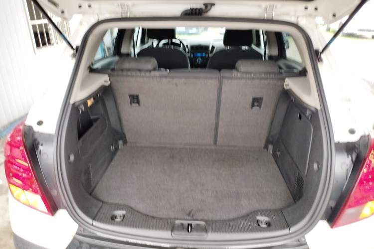 Used Chevrolet Trax 2014 1.4T Manual Two-Wheel Drive Comfort Model Trunk