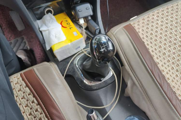 Used JAC Group Refine M2 2013 1.8L Manual Luxury 7-Seater Gear Lever