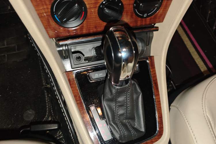 Used Volkswagen Lavida 2013 1.6L Automatic Comfort Edition Gear Lever