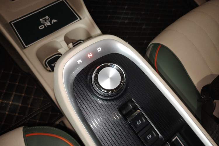 Used ORA Good Cat 2022 Morandi Edition 400km Standard Range Luxury Version Lithium-Ion Battery
