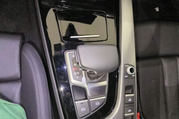 Used Audi A5 2023 Cabriolet 40 TFSI Fashion Dynamic Model Gear Lever