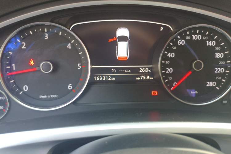 Used Volkswagen Touareg 2011 3.0 TDI Diesel Comfort Version Odometer Close Up