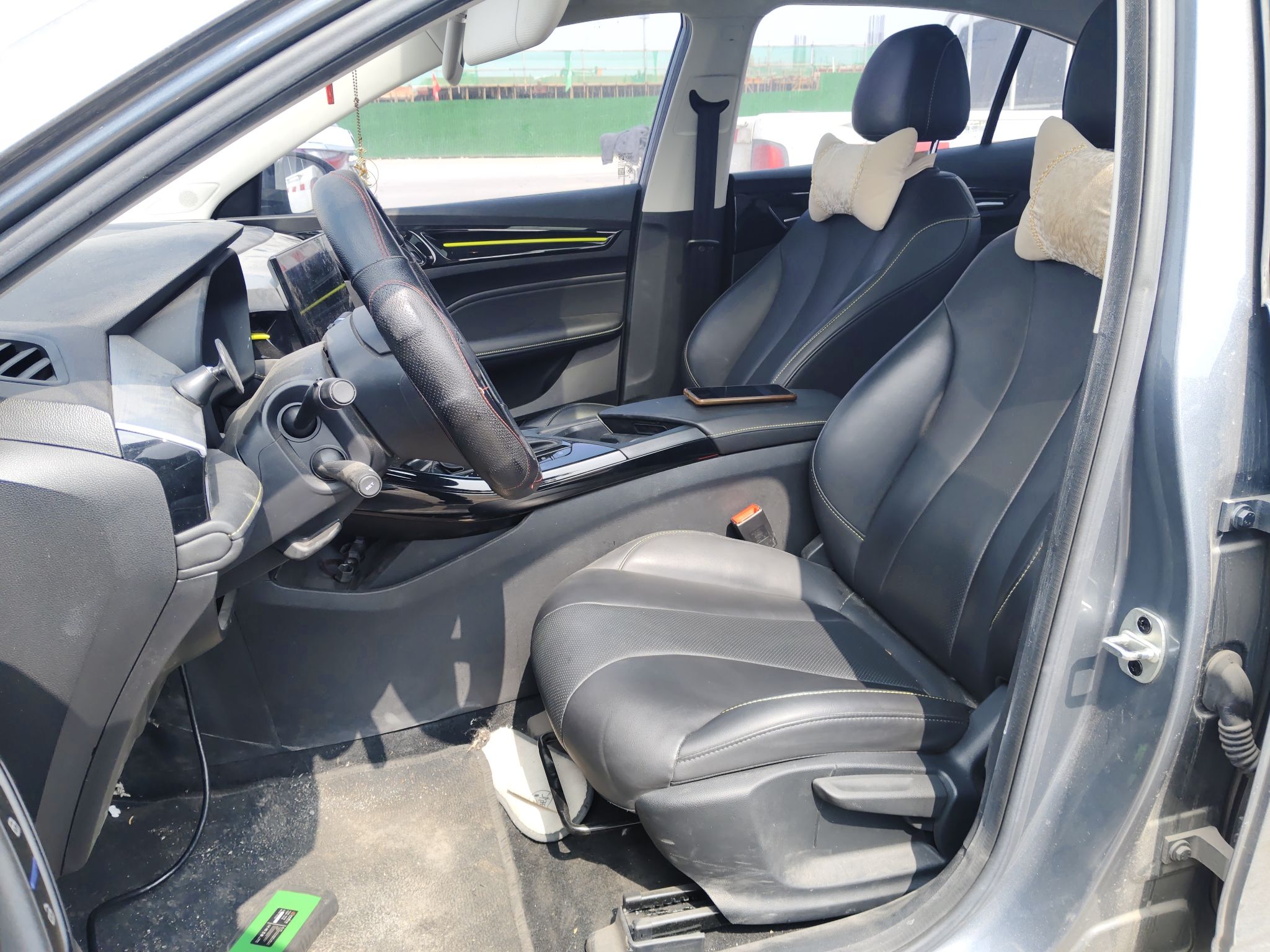 المقاعد الأمامية داخل السيارة