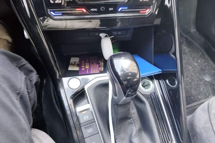 Used Volkswagen Tayron X 2020 330TSI Two-Wheel Drive Luxury Smart Connectivity Version Gear Lever