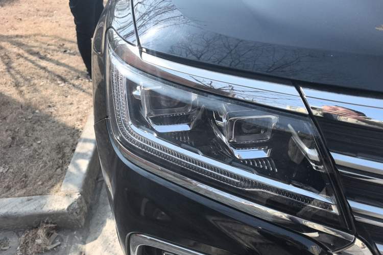 Used Roewe RX8 2018 30T Smart Connectivity Two-Wheel Drive Flagship Edition
