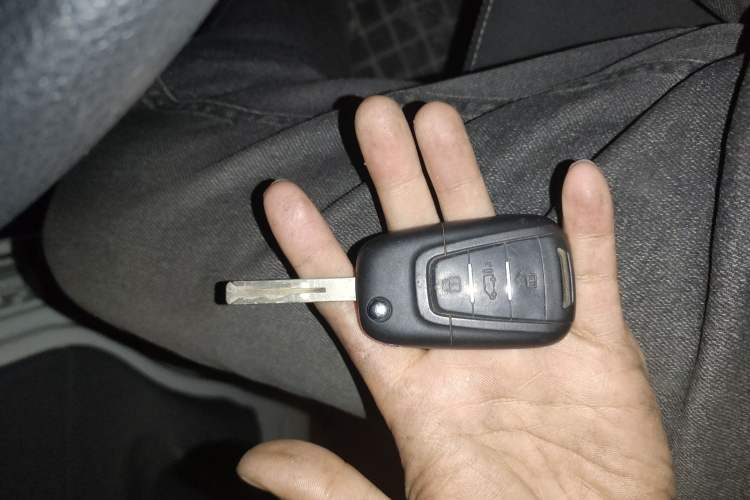 Used SAIC MAXUS Xintu V80 2023 2.0T AMT Classic Aoyuntong Short Wheelbase Mid-Roof 5/6-Seater Interior 1