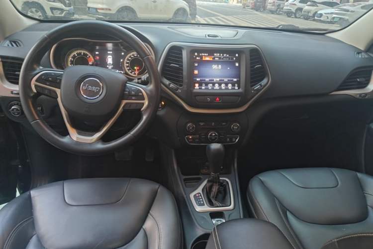 Used Jeep Cherokee 2016 2.0L Superior Edition