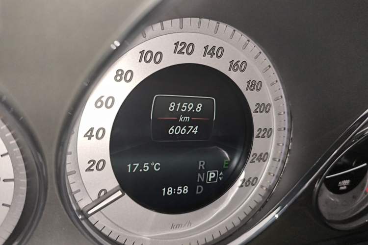 Used Mercedes-Benz GLK-Class 2015 GLK 300 4MATIC Fashion Edition Ultimate Version Odometer Close Up