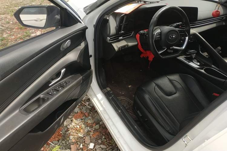 Used Hyundai Elantra 2021 1.5L CVT LUX Prestige Edition Driver Seat