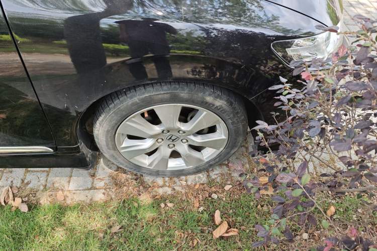 Used Honda Jade 2013 1.8L automatic Comfort version 5 seats Right Front Wheel Hub