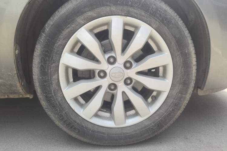 Used Kia Carens 2011 1.6L 5-Seater Automatic Comfort Edition Right Front Wheel Hub