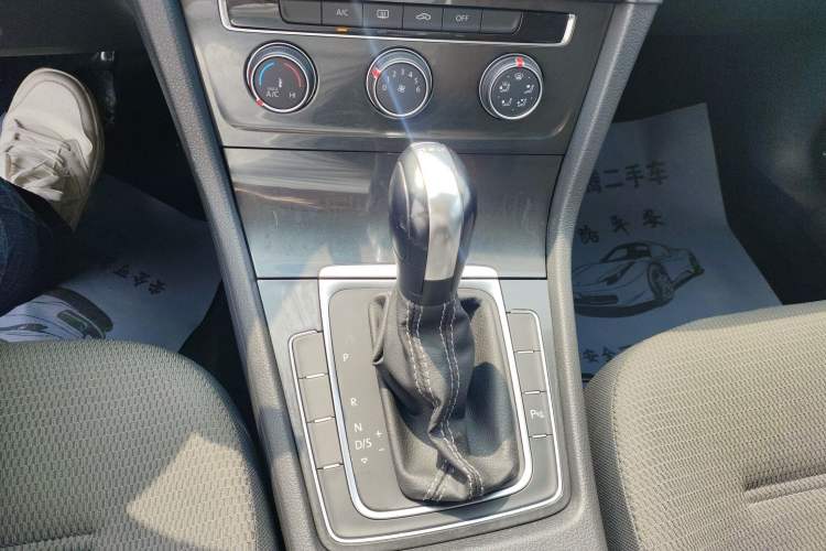 Used Volkswagen Golf 2017 230TSI Automatic Comfort Edition – Celebrating Milestone of One Million Units Gear Lever