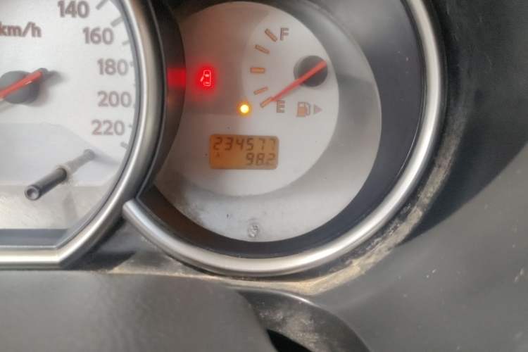 Used Nissan Livina 2010 Jingrui Edition 1.6L Manual Standard Model Odometer Close Up