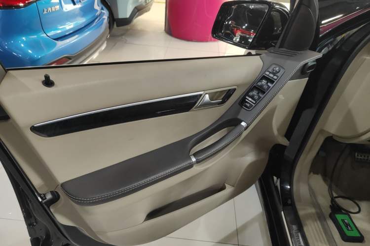 Used Mercedes-Benz R-Class 2014 R 320 4MATIC Luxury Model