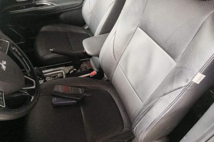 Used Mitsubishi Outlander 2018 2.0L Two-Wheel Drive Glory Edition 5 Seats Left Front Seat