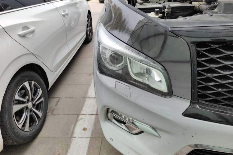 Used Infiniti QX80 2016 5.6L 4WD Right Front Headlight