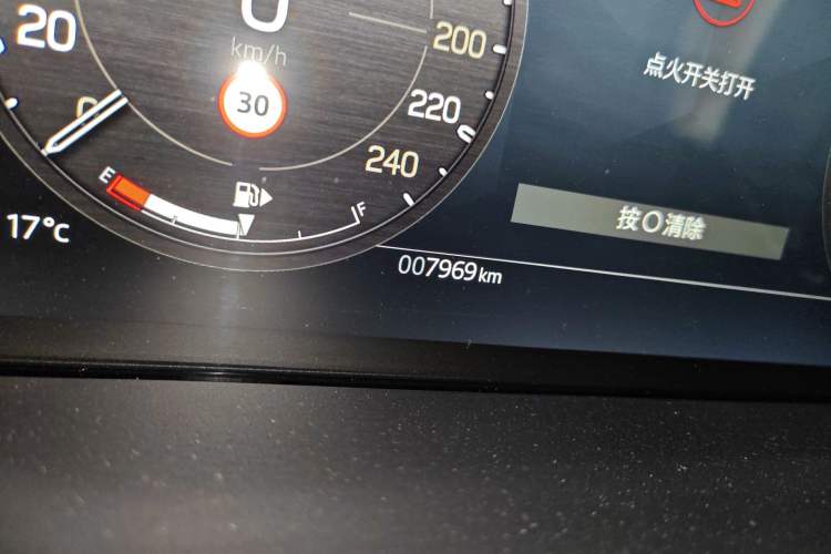 Used Land Rover Defender 2025 110 3.0T P400 X-Dynamic SE Odometer Close Up