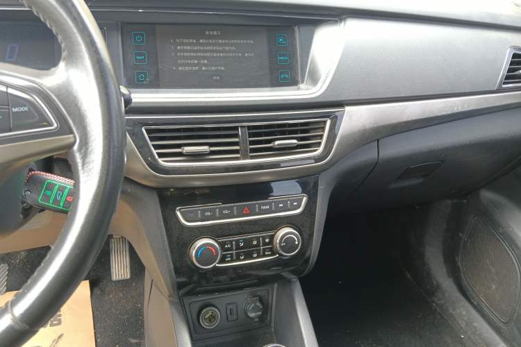 Used CHANGAN KAICHENG Oushang A600 2016 1.5L Manual Luxury 7-Seater Audio And AC Panel