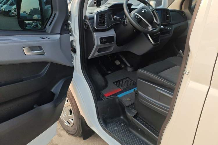 Used SAIC MAXUS Xintu V80 2025 PRO Aoyuntong 2.0T Automatic Long-Wheelbase Mid-Roof Model with 6/7/8/9 Seats
