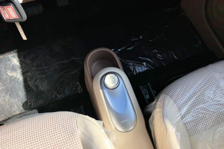 Used Wuling Hongguang MINIEV 2025 Four-Door Version Advanced Edition Gear Lever