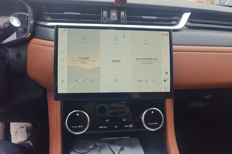 Used Jaguar F-PACE 2023 P250 R-Dynamic BLACK Audio And AC Panel