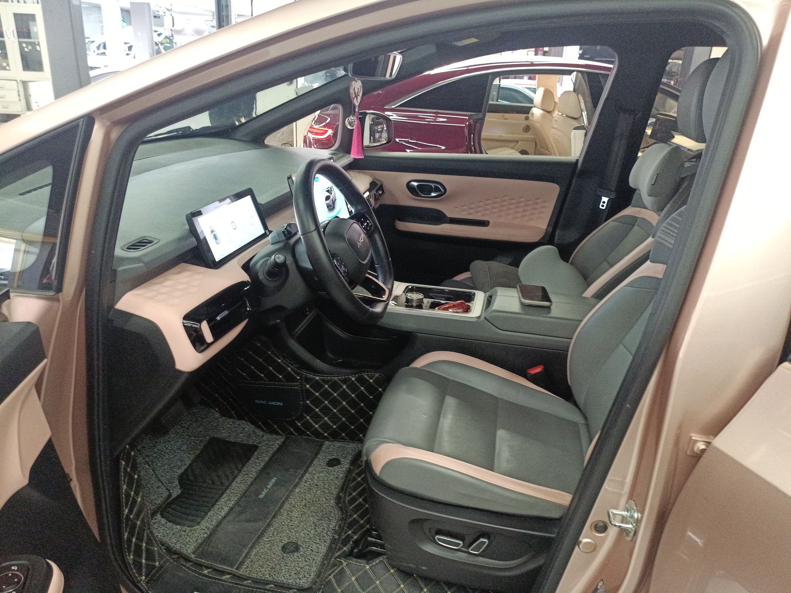 المقاعد الأمامية داخل السيارة