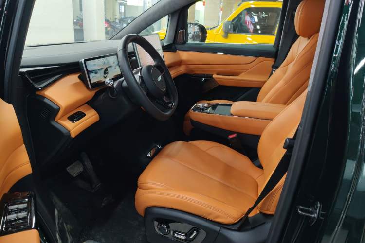 Used Geely Galaxy LEVC L380 2024 140-Degree 6-Seater All-Wheel-Drive Ultra
