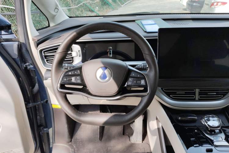 Used Denza D9 2024 DM-i 980 Four-Wheel Drive Flagship Model Steering Wheel