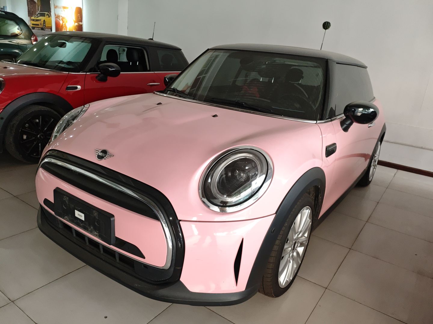 تحت مقدمة السيارة