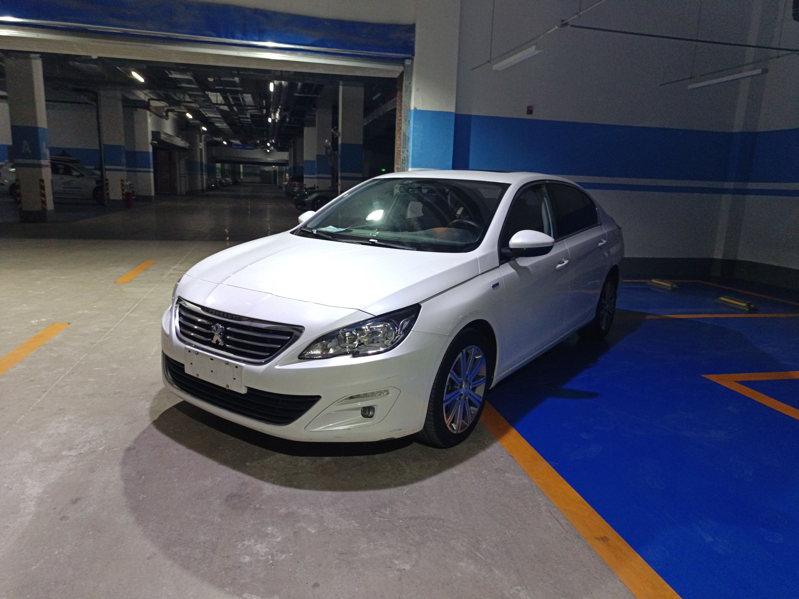 Под передней частью автомобиля