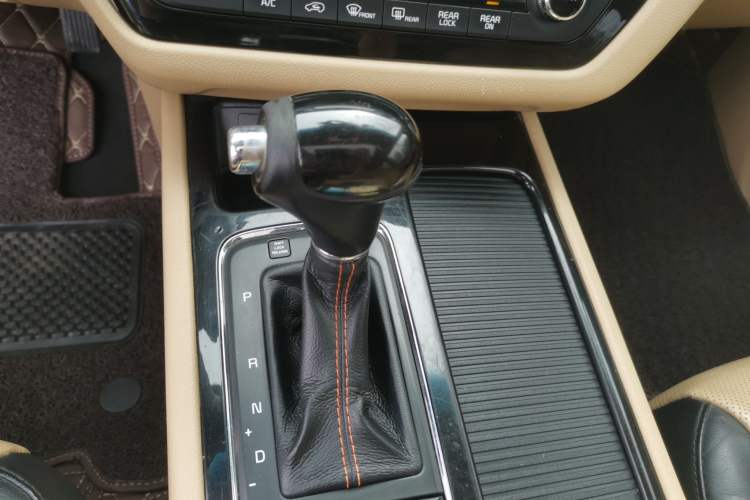 Used Kia Carnival 2015 2.2T Luxury Edition China IV