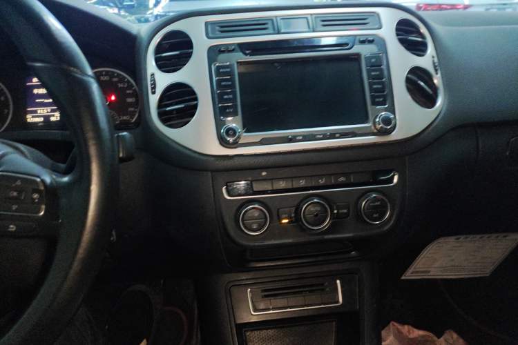 Used Volkswagen Tiguan 2013 1.8 TSI Automatic Two-Wheel Drive Comfort Edition Audio And AC Panel