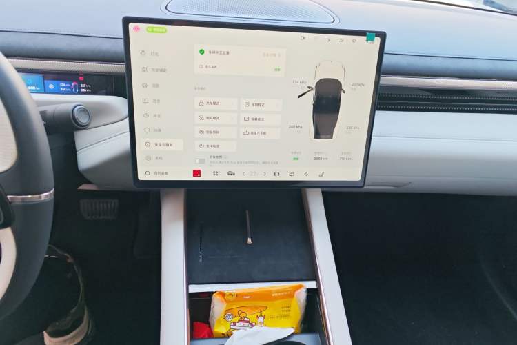 Used Lynk & Co 10 EM-P 2025 Model 240 Four-Wheel Drive Ultra Audio And AC Panel