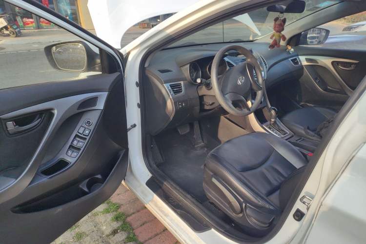 Used Hyundai Elantra (5th Generation / Langdong) 2015 1.6L Automatic Fashion Model