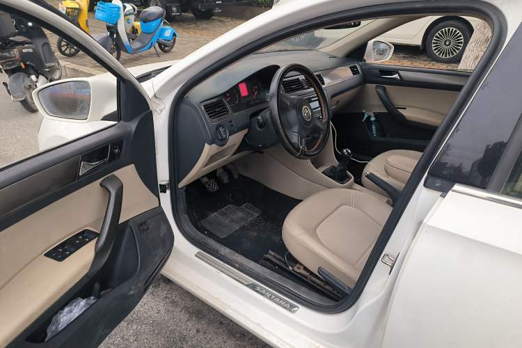 Used Volkswagen Santana 2015 1.6L Manual Comfort Edition
