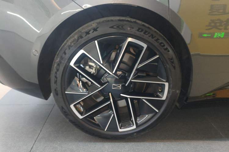 Used Avatr 12 2025 Year Updated Ultra Extended-Range Version Right Rear Wheel Hub