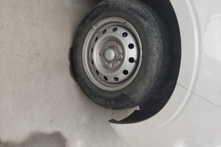 Used Wuling Hongguang V 2022 1.5L Jingqu Edition Electric-Assist LAR Right Front Wheel Hub