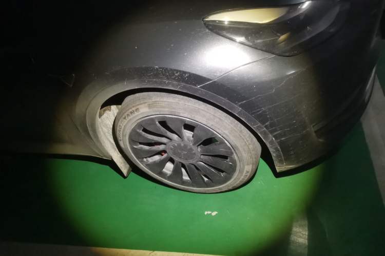 Used Tesla Model Y 2021 Standard Range Rear-Wheel Drive Version Right Front Wheel Hub