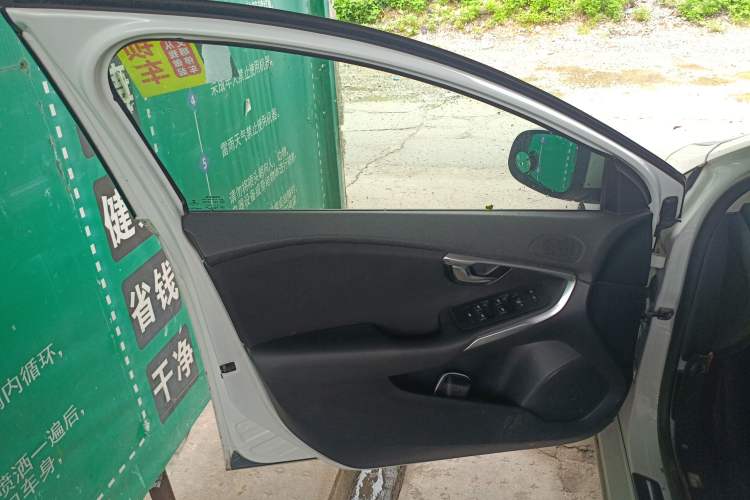 Used Volvo V40 2014 2.0T Zhiyi Version
