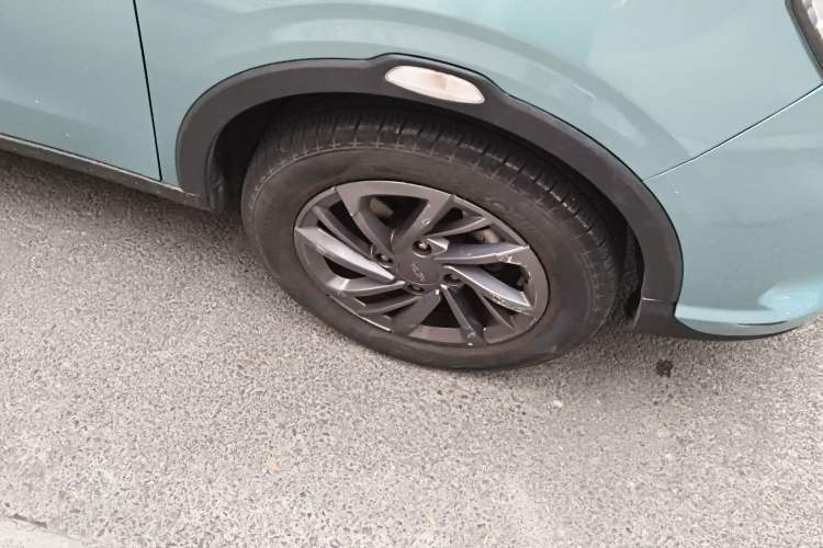 Used NETA V 2021 Standard Range Entertainment Version – Upgraded Model Right Front Wheel Hub