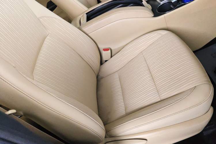 Used Toyota Highlander 2017 2.0T Two-Wheel Drive Elite Version 7 Seats Right Front Seat